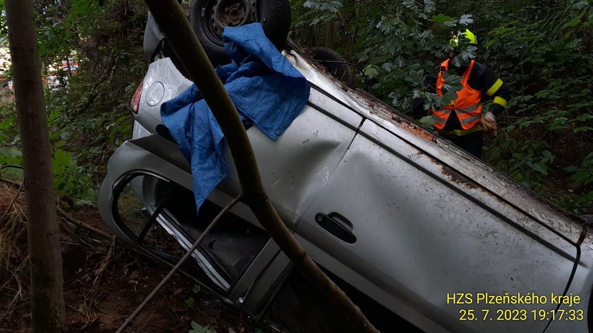 Auto na Tachovsku skončilo na střeše. Zranil se jeden dospělý a čtyři děti